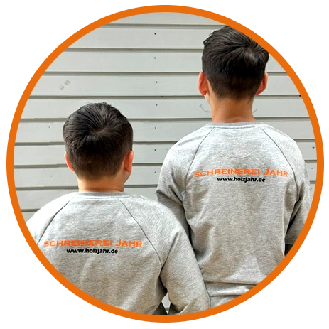 Kinder mit dem Pullover der Schreinerei Jahr